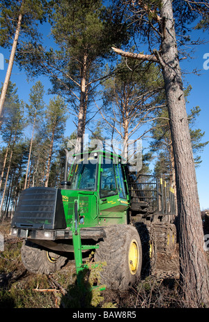 John Deere 1110D ECO III transitaire à la forêt de taïga , Finlande Banque D'Images