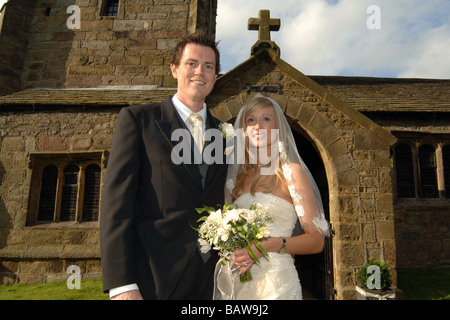 Jeune couple de jeunes mariés mariés à l'église, Yorkshire du Nord. UK Banque D'Images