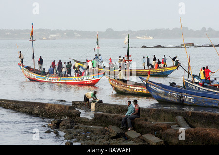 Bateaux de pêche dans le port de pêche de Conakry, Guinée, Afrique de l'Ouest Banque D'Images