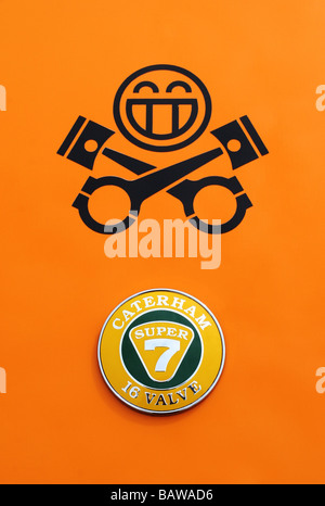 Logo autocollant Pistonheads/au-dessus de Caterham Super 7 logo/badge sur capot de Caterham Banque D'Images