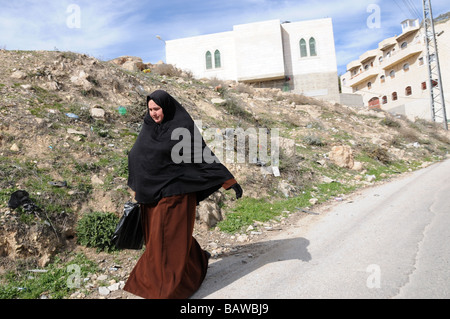 Une femme Arabe marche seul sur la périphérie d'Hébron en Cisjordanie. Banque D'Images