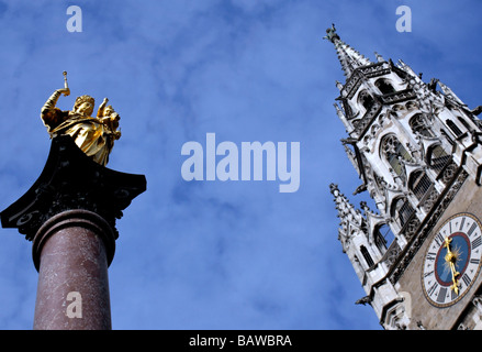 Statue de la Sainte Vierge Marie et nouvelle mairie réveil, Marienplatz, Munich, Haute-Bavière, Allemagne, Europe Banque D'Images