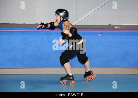 Membre de l'équipe de Man's Ruin Roller Derby League basé à Chester, Orange County, New York, au cours d'une session pratique. Banque D'Images