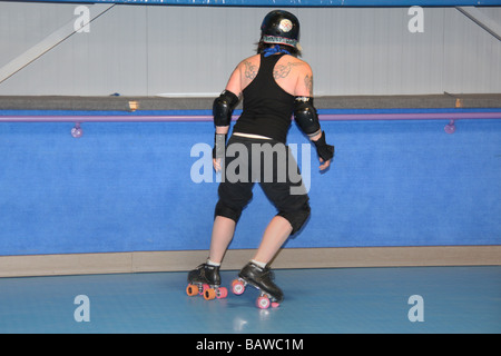 Membre de l'équipe de Man's Ruin Roller Derby League basé à Chester, Orange County, New York, au cours d'une session pratique. Banque D'Images