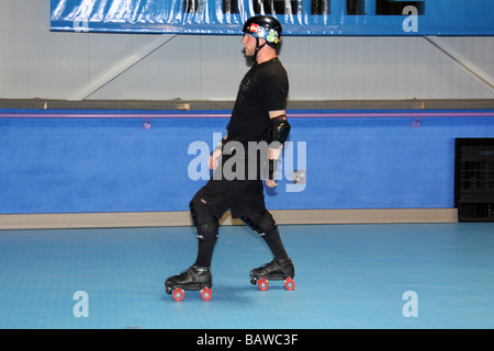 Membre de l'équipe de Man's Ruin Roller Derby League basé à Chester, Orange County, New York, au cours d'une session pratique. Banque D'Images