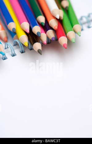 Carnet à spirales et crayons de couleur Banque D'Images