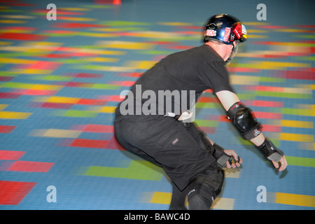 Membre de l'équipe de Man's Ruin Roller Derby League basé à Chester, Orange County, New York, au cours d'une session pratique. Banque D'Images