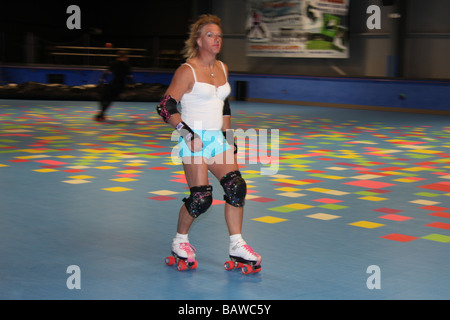 Membre de l'équipe de Man's Ruin Roller Derby League basé à Chester, Orange County, New York, au cours d'une session pratique. Banque D'Images