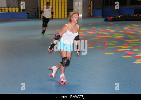 Membre de l'équipe de Man's Ruin Roller Derby League basé à Chester, Orange County, New York, au cours d'une session pratique. Banque D'Images