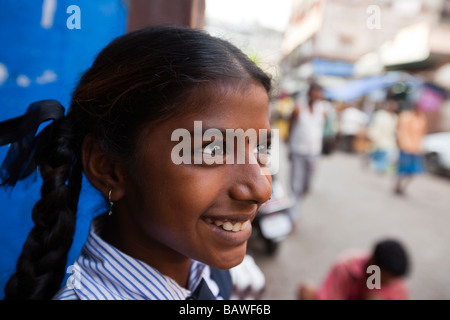 Young Smiling Indian Girl dans les rues de Mumbai Inde Banque D'Images