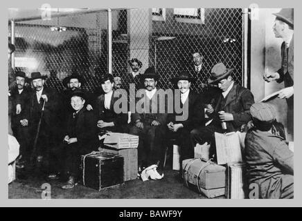 Les hommes assis à Ellis Island Banque D'Images