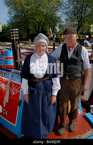 L'homme et la femme en costume traditionnel victorien 15-04 debout sur l'arrière de leur 15-04, Londres, Angleterre Banque D'Images