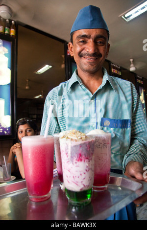 Falooda au fameux Badshah Verre Shop à Mumbai Inde Banque D'Images