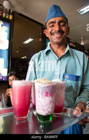 Falooda au fameux Badshah Verre Shop à Mumbai Inde Banque D'Images