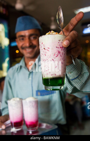 Falooda au fameux Badshah Verre Shop à Mumbai Inde Banque D'Images