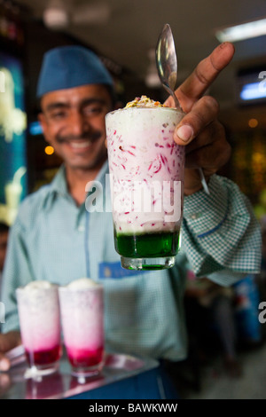 Falooda au fameux Badshah Verre Shop à Mumbai Inde Banque D'Images