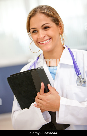 Médecin avec un portefeuille Banque D'Images
