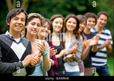 Amis occasionnels applaudissement dans le parc Banque D'Images