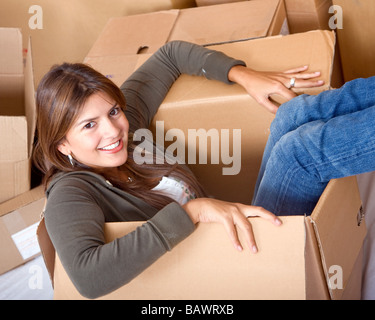 Femme dans une boîte de déménagement Banque D'Images