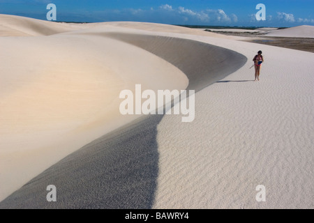 Promenades touristiques sur les dunes de sable du Parc National Lencois Maranhenses Santo Amaro Maranhão Brésil Banque D'Images