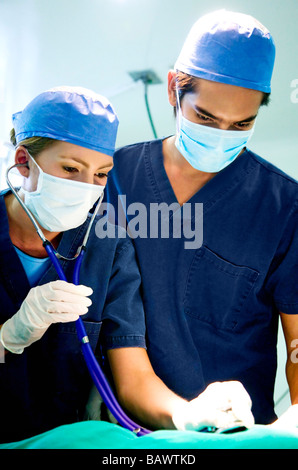 Les médecins en chirurgie d'un Banque D'Images