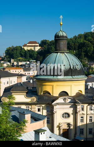 Portrait de Kollegienkirche et cathédrale de dômes, Salzbourg, Autriche, Europe Banque D'Images