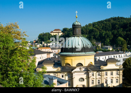 Portrait de Kollegienkirche et cathédrale de dômes, Salzbourg, Autriche, Europe Banque D'Images