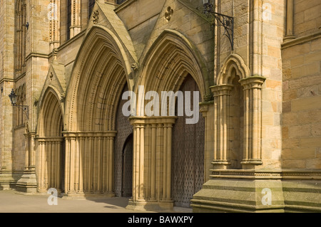 Avant de l'entrée de la cathédrale de Ripon North Yorkshire Angleterre Royaume-Uni Royaume-Uni GB Grande Bretagne Banque D'Images