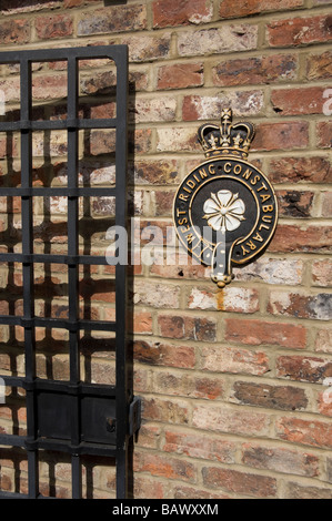 Porte de la cellule avec l'équitation de l'ouest de la plaque de police à l'entrée du musée de la police et de la prison de Ripon North Yorkshire Angleterre UK Banque D'Images