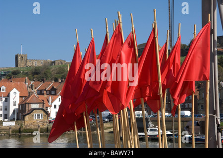 Flotteurs de pêche à la canne gros plan avec des drapeaux rouges lumineux Whitby North Yorkshire England Royaume-Uni GB Grande-Bretagne Banque D'Images