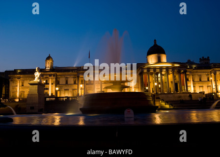 Fontaines de Trafalgar Square et la National Gallery Banque D'Images