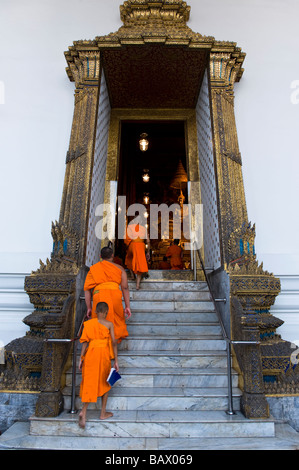 Assister à la prière des moines de l'après-midi à Phra Ubosot Hall. Wat Pho, Bangkok, Thaïlande Banque D'Images