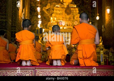 Assister à la prière des moines de l'après-midi à Phra Ubosot Hall. Wat Pho, Bangkok, Thaïlande Banque D'Images