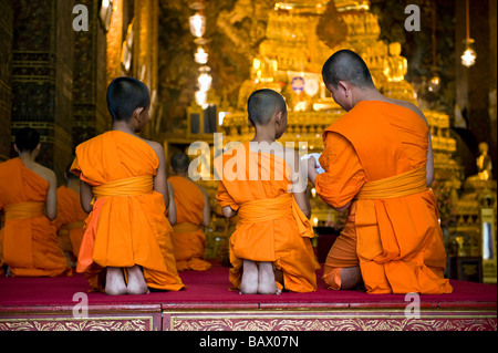 Assister à la prière des moines de l'après-midi à Phra Ubosot Hall. Wat Pho, Bangkok, Thaïlande Banque D'Images