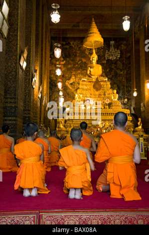 Assister à la prière des moines de l'après-midi à Phra Ubosot Hall. Wat Pho, Bangkok, Thaïlande Banque D'Images