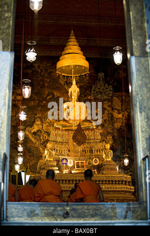 Assister à la prière des moines de l'après-midi à Phra Ubosot Hall. Wat Pho, Bangkok, Thaïlande Banque D'Images