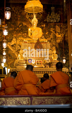 Assister à la prière des moines de l'après-midi à Phra Ubosot Hall. Wat Pho, Bangkok, Thaïlande Banque D'Images