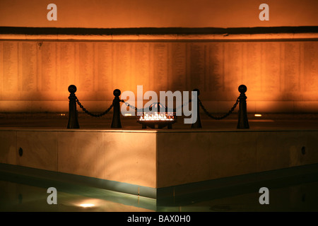 Flamme éternelle au monument aux soldats portugais que morts outre-mer à Lisbonne, Portugal la nuit Banque D'Images