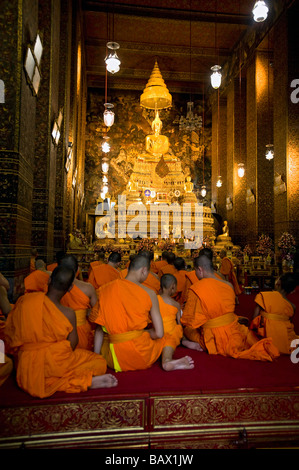 Assister à la prière des moines de l'après-midi à Phra Ubosot Hall. Wat Pho, Bangkok, Thaïlande Banque D'Images