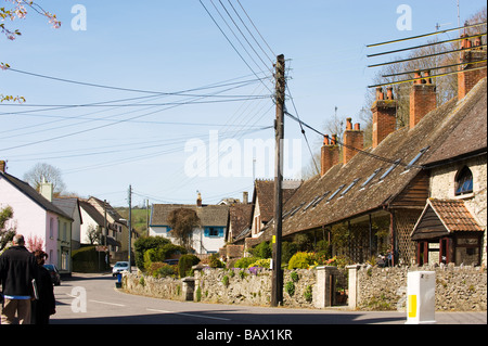 La belle et pittoresque village de Beer, Devon, UK, gâté par les lignes électriques Banque D'Images