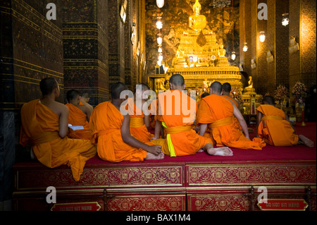 Assister à la prière des moines de l'après-midi à Phra Ubosot Hall. Wat Pho, Bangkok, Thaïlande Banque D'Images