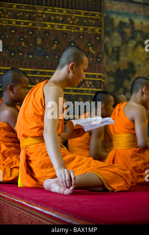 Assister à la prière des moines de l'après-midi à Phra Ubosot Hall. Wat Pho, Bangkok, Thaïlande Banque D'Images