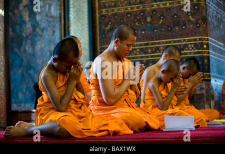 Assister à la prière des moines de l'après-midi à Phra Ubosot Hall. Wat Pho, Bangkok, Thaïlande Banque D'Images