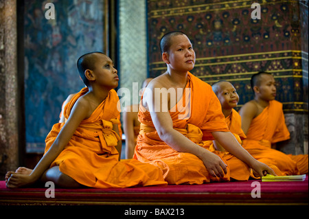 Assister à la prière des moines de l'après-midi à Phra Ubosot Hall. Wat Pho, Bangkok, Thaïlande Banque D'Images