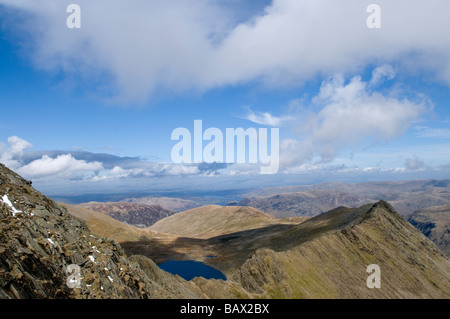 Vue de Helvellyn à bord plus de marcher et du Tarn, Lake District, Cumbria, Angleterre Banque D'Images
