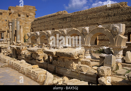 Arcade avec des reliefs de têtes de méduses Forum Dynastie Leptis Magna Banque D'Images