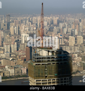 Grue de construction au sommet d'un gratte-ciel dans le quartier de Pudong à Shanghai, Chine