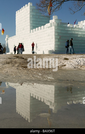 Palais de glace au carnaval d'hiver annuel Saranac Lake Adirondacks New York Banque D'Images