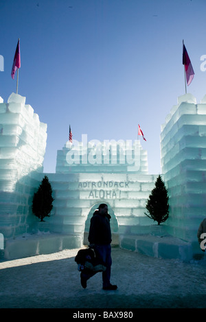 Palais de glace au carnaval d'hiver annuel Saranac Lake Adirondacks New York Banque D'Images