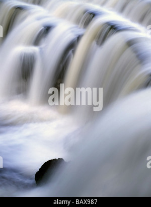 Weir dans dale monsal Banque D'Images